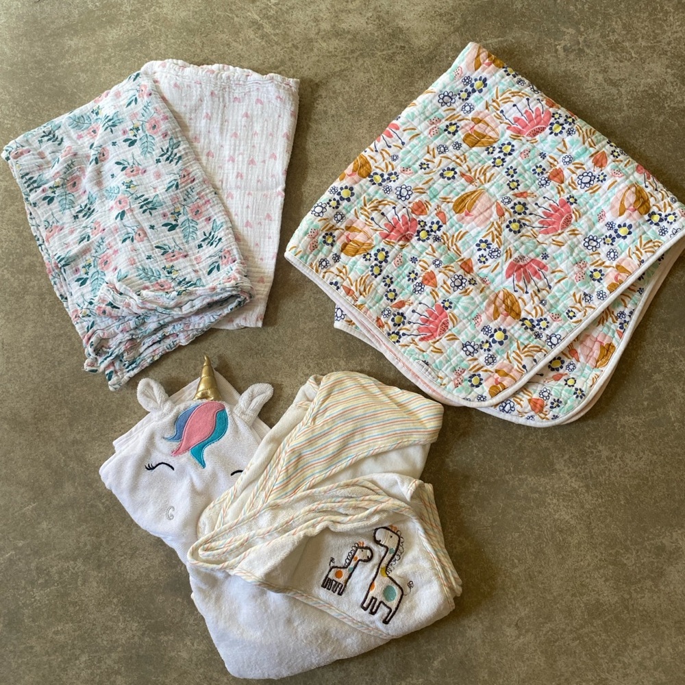 The Honest Company Baby Quilt,  Swaddles and Bath Towels Bundle